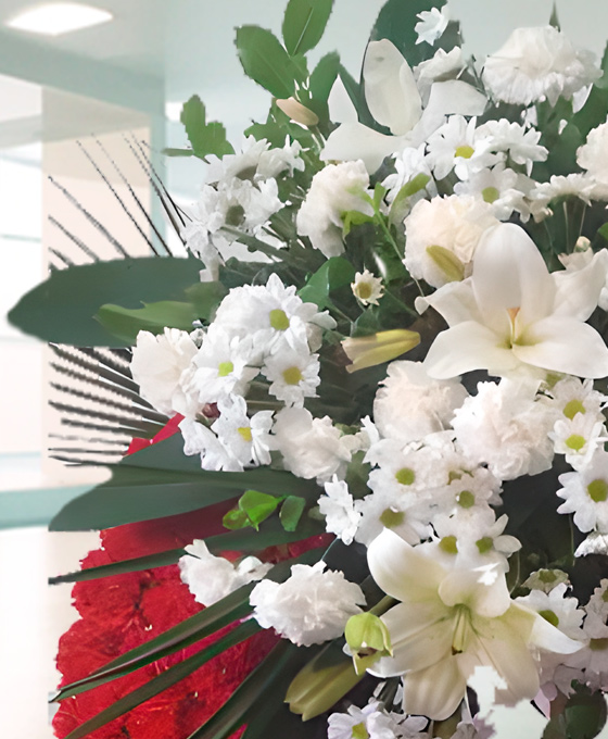 Corona Funeraria Roja a detalle